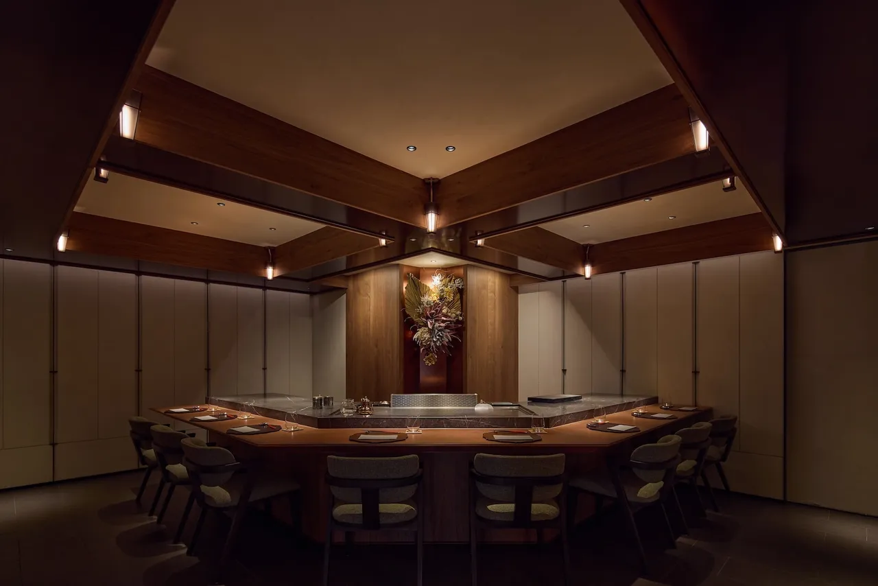 Will’s Teppanyaki民权三店格局采用斜角切割强化铁板台视野。业者提供