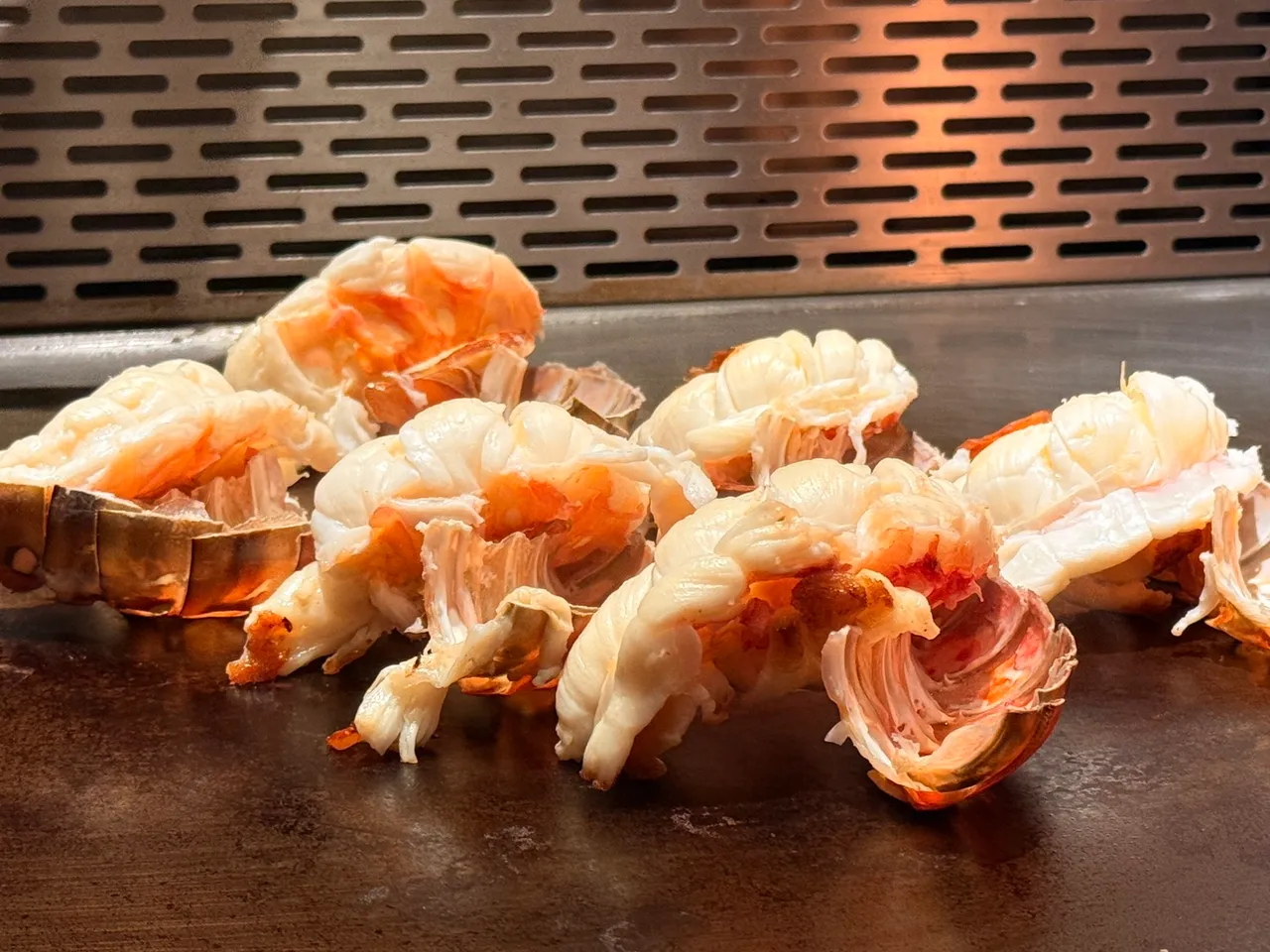 以铁板微煎锁住龙虾尾的水分与鲜甜。陈扬盛摄