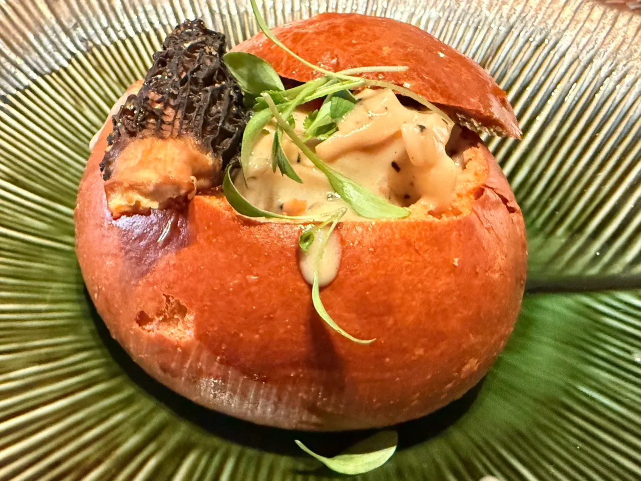 「鲍鱼棺材板．羊肝菌．松露菇汁」是将台湾经典小吃转化为精致料理殿堂的具体表现。陈扬盛摄