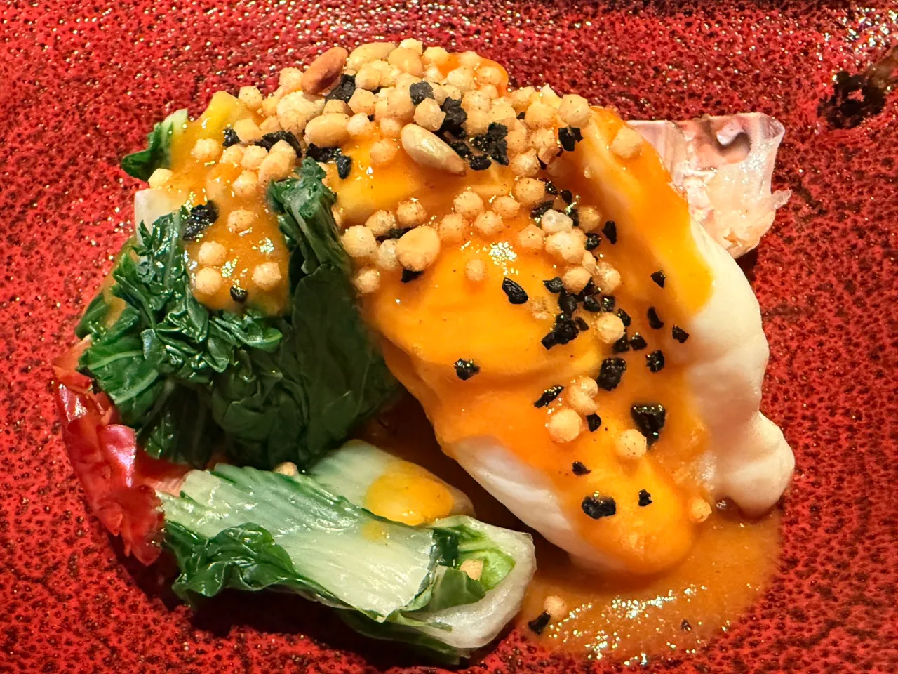 炭熏龙虾．奶油白菜．松子米果。陈扬盛摄