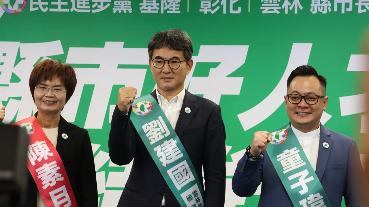 赖清德与三位候选人共同喊出「县市好人才、团结拚未来」。记者叶家玮摄