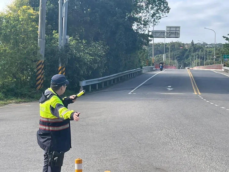 石門水庫楓半馬路跑周日登場，大溪警分局實施分段管制與疏導措施。大溪警分局提供