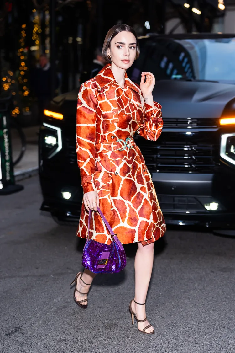 Lily Collins在《艾蜜莉在巴黎》第五季中背上FENDI包。品牌提供