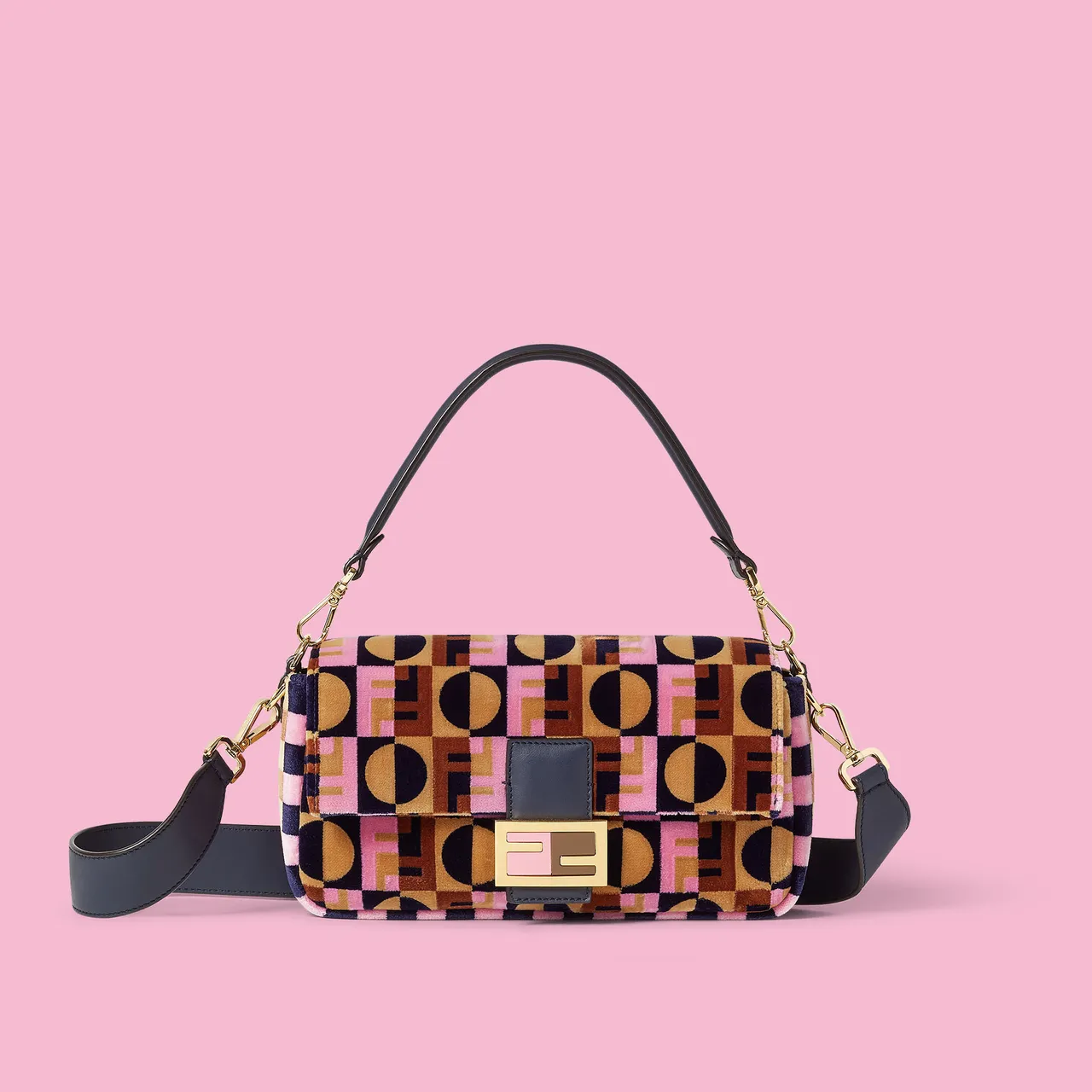 FENDI推出《艾蜜莉在巴黎》限定系列。品牌提供