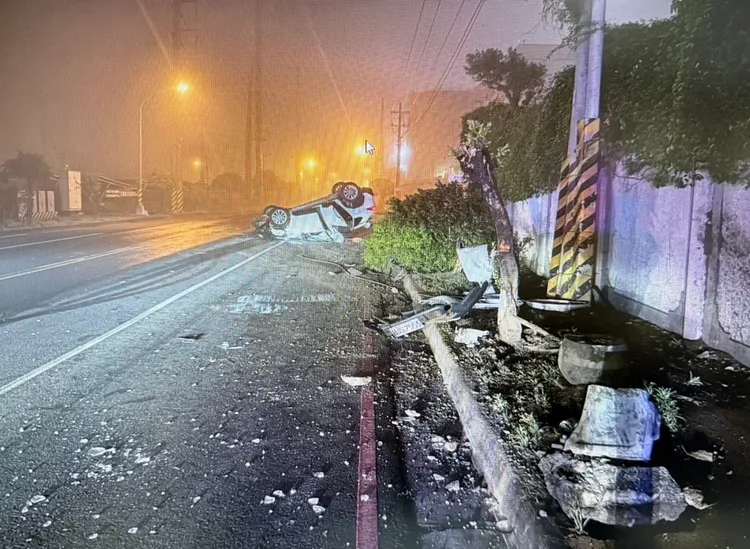 黃男駕駛自小客自撞電線桿後翻覆。翻攝畫面