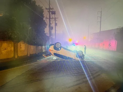 怎么开车的？自小客自撞电线杆翻覆幸无大碍　驾驶说是这原因