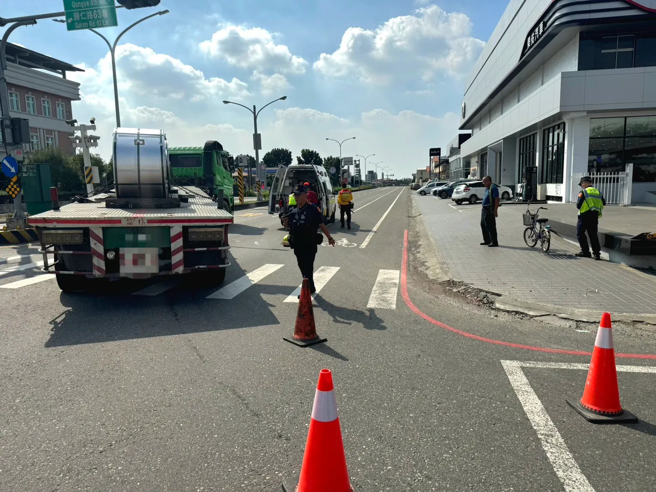 2日中午和生路一段與工業六路口，大型車輛轉彎時與自行車發生碰撞。翻攝畫面