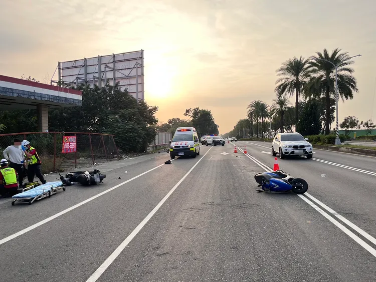 3日下午建國路段，機車未保持安全距離追撞前方自行車，另有機車為閃避事故發生自摔，釀成多名傷者。翻攝畫面