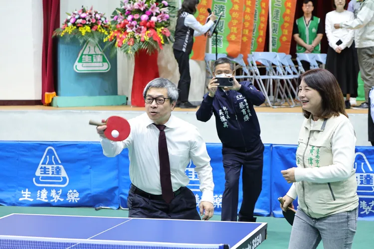 生達製藥董事長范滋庭上午參加開球儀式。讀者提供