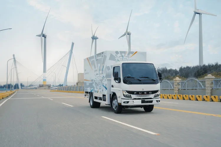 eCanter全台首款純電輕型貨卡，提供三種電池容量選擇與高度車體改裝彈性，能因應都會宅配、超商物流、生鮮冷鏈等多元需求。業者提供