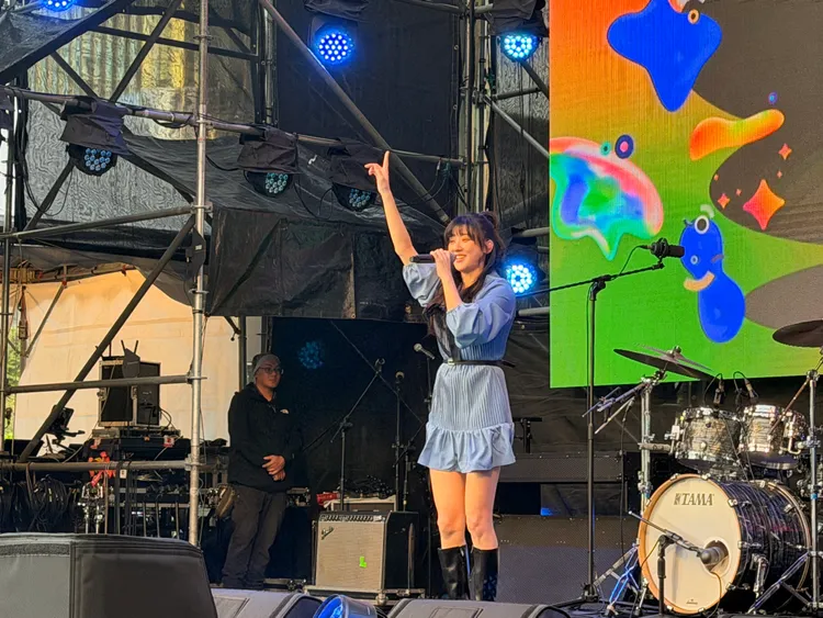 林逸欣認真又唱又跳。林丞偉攝