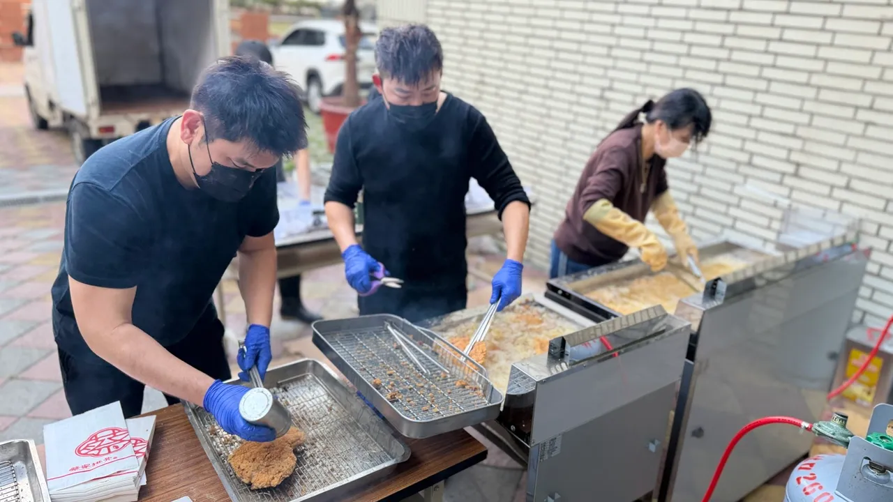 品尝悦老板蔡正德(左一)亲自带队，炸出每一块色香味俱全的「比脸大鸡排」，让大家品尝来自林口的美食。曾佳俊摄