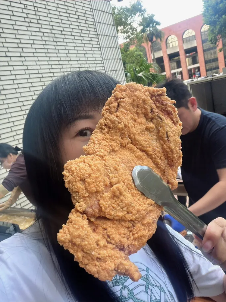 外酥內嫩的雞排重達九兩，份量十足又好吃，這次扮演了議會殿堂上的和平使者。翻攝自蔡淑君臉書