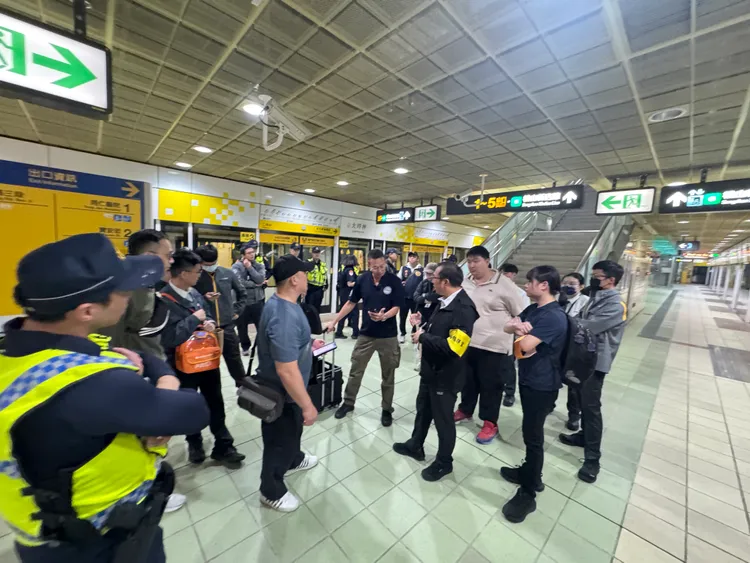 新北市動員500警力守護跨河煙火活動，陸空立體監控慎防突發狀況。翻攝畫面