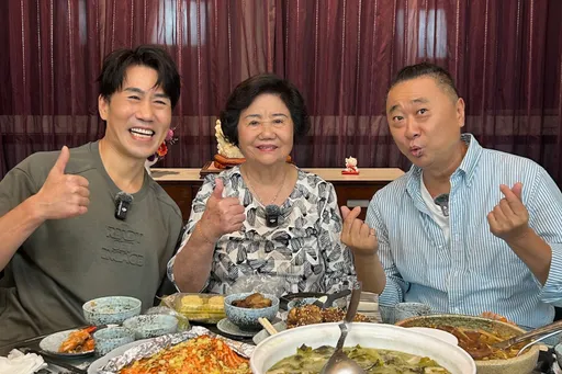 邰智源蹭饭罗时丰踢铁板　　86岁老母亲端香菜迎客他直接变脸