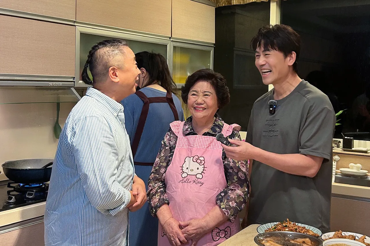 罗时丰请出退隐「厨房」30年已高龄86岁的罗妈妈重出江湖。大牛比较揽提供