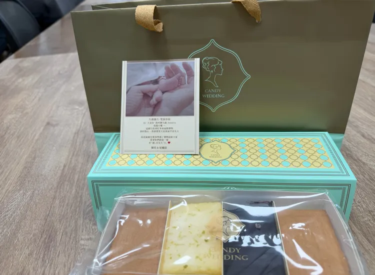 陳奕和老婆與親友分享喜悅。讀者提供