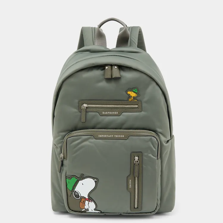 ANYA HINDMARCH x PEANUTS Snoopy Labelled Backpack，2萬9580元。品牌提供