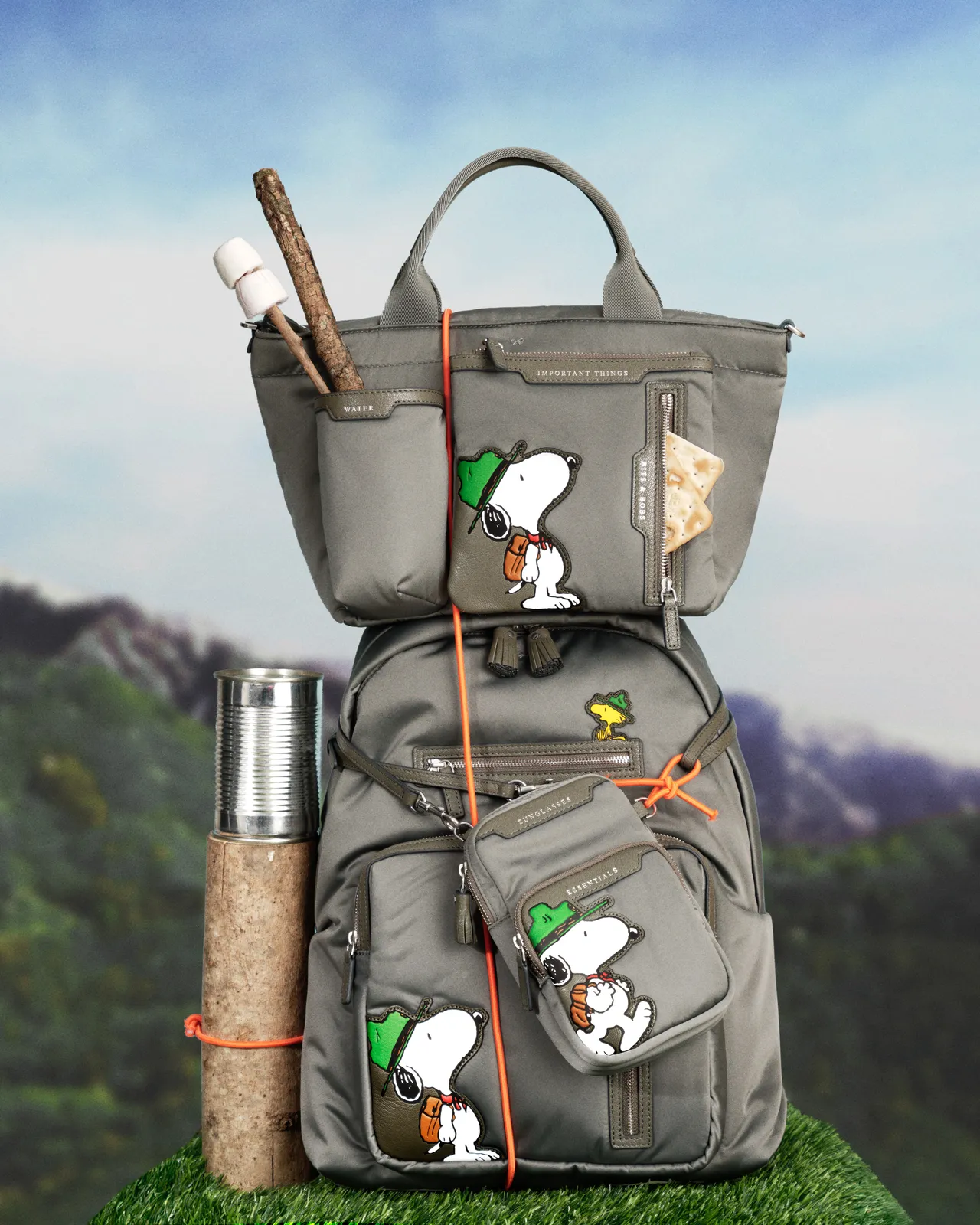 Snoopy Labelled系列选用再生尼龙制成，搭配泥土色系呼应Snoopy登山主题。品牌提供