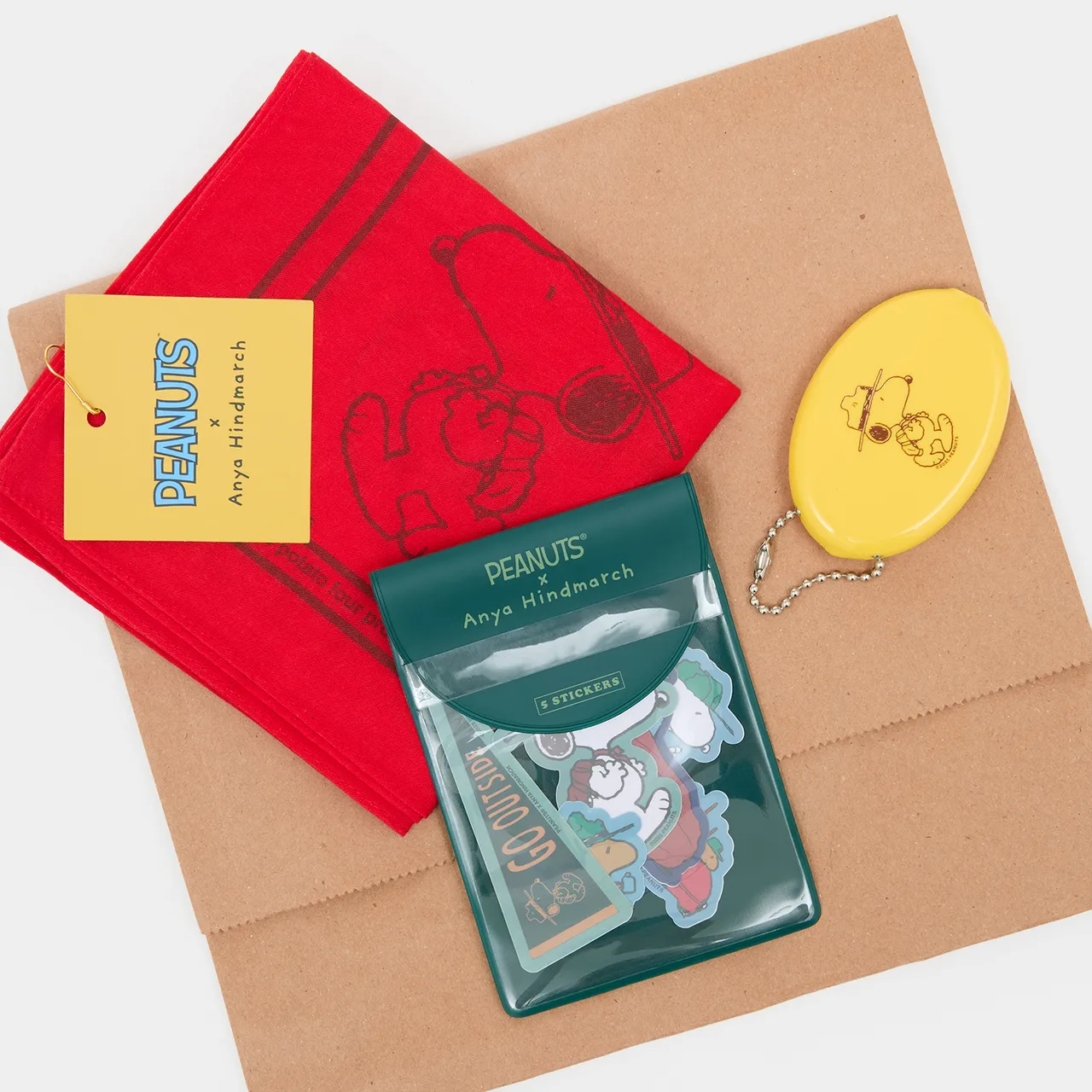 ANYA HINDMARCH x PEANUTS Snoopy小物套组A，2680元。品牌提供