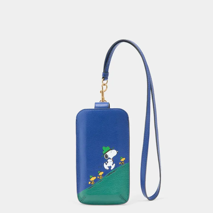 ANYA HINDMARCH x PEANUTS Sunglasses Pouch Snoopy in Monday，1萬4580元。品牌提供