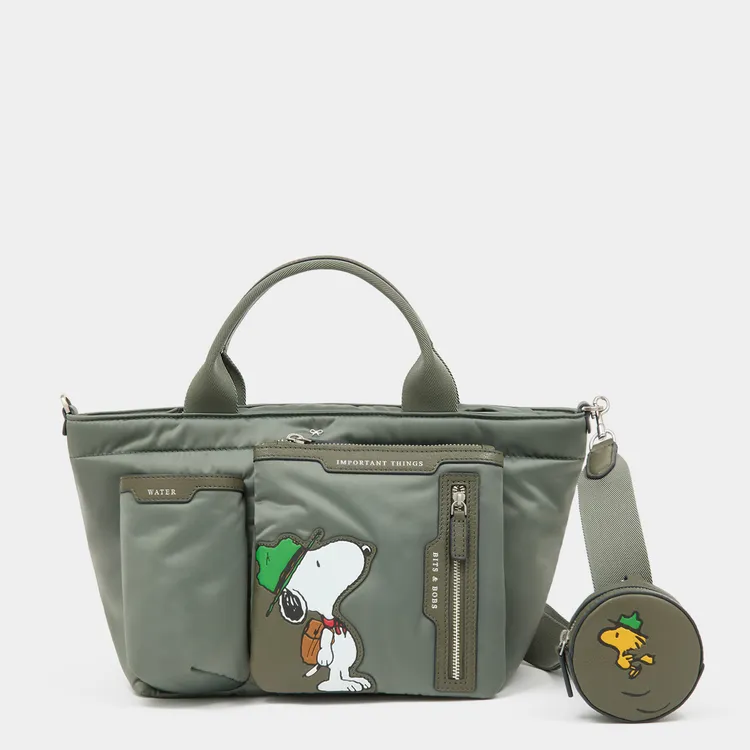 ANYA HINDMARCH x PEANUTS Snoopy Labelled Mini Tote，2萬9580元。品牌提供