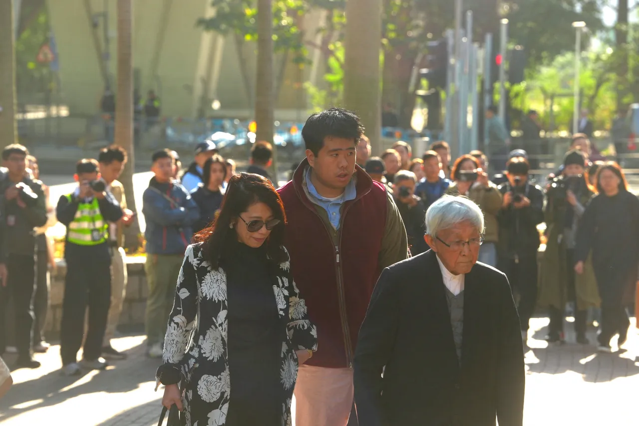 黎智英妻子李韵琴（左起）、幼子与香港荣休主教陈日君稍早已经抵达法院。路透社