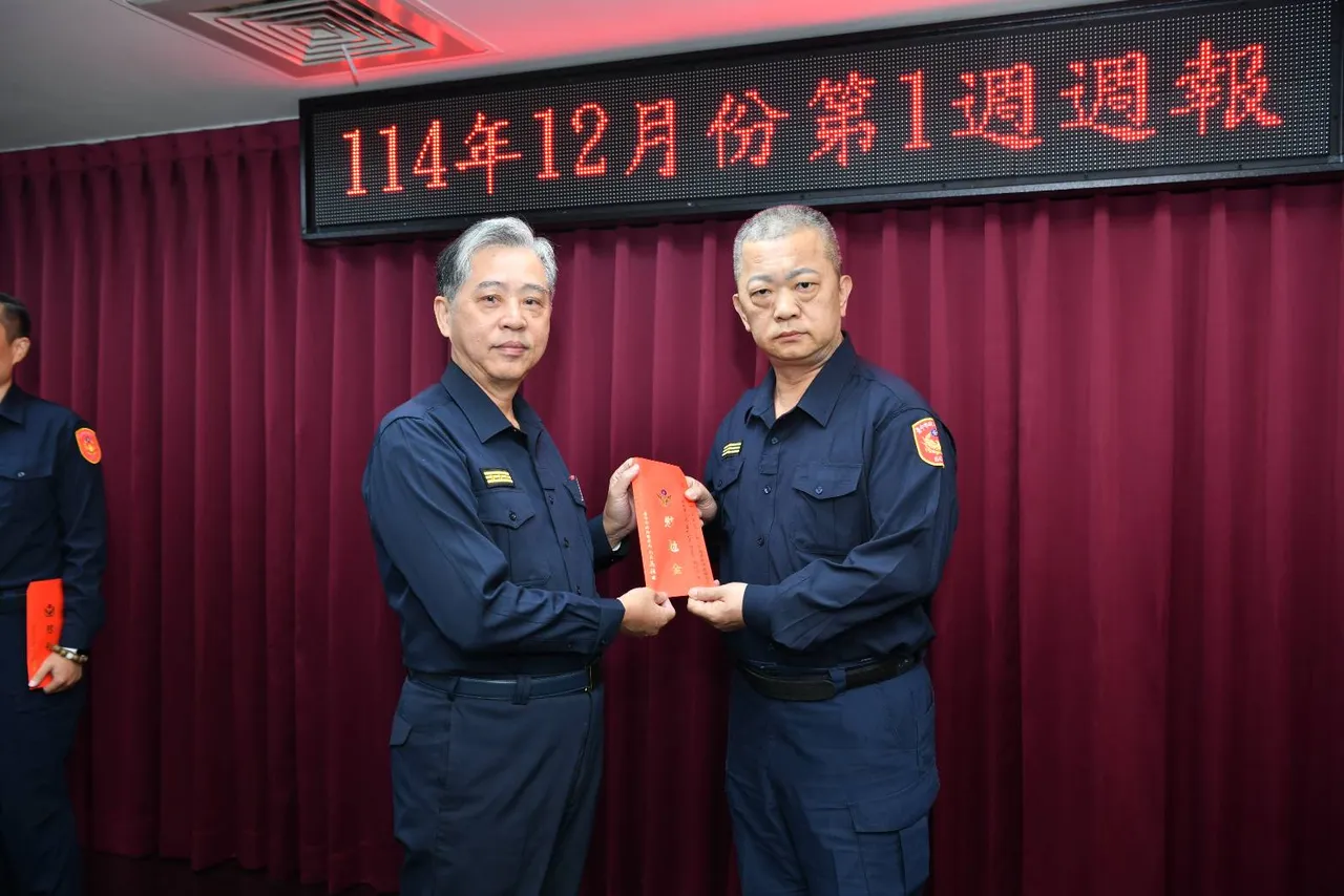 第六分局長周俊銘（右）代表分局接受台中市警局長吳敬田表揚。警方提供