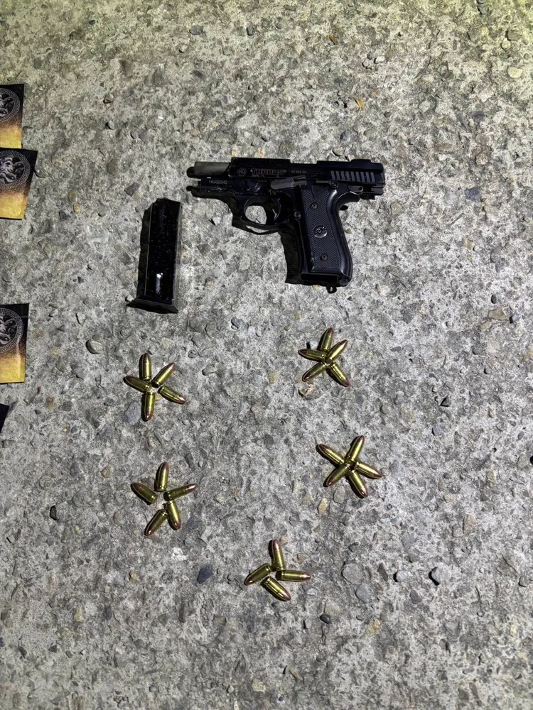 第六分局員警今年10月在西屯區光明路一處停車場查獲滋事的陳姓男子持改造槍枝及子彈。警方提供