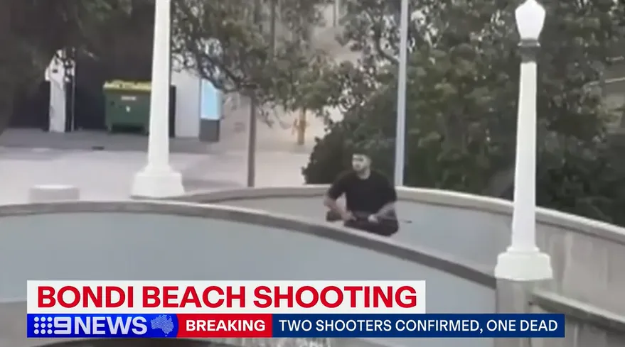 枪手站在桥上开枪射击人群。9 NEWS