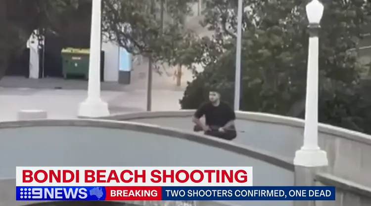 槍手站在橋上開槍射擊人群。9 NEWS