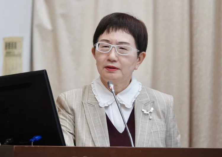  对于银行借款周转限额上调至7千亿，财政部长庄翠云表示国安基金委员都认为应适度扩大规模。庄宗达摄