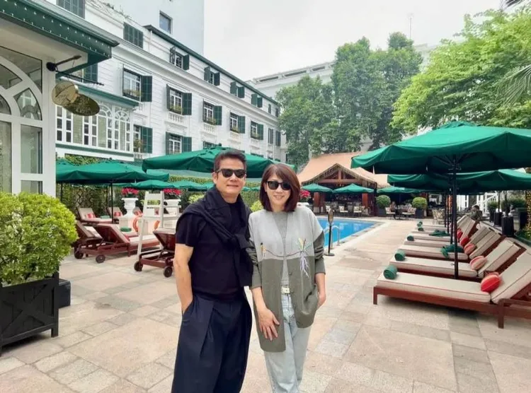 徐乃麟（左）、老婆在越南河內入住當地知名飯店Sofitel legend metropole（索菲特）。徐乃麟提供