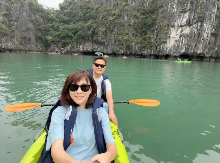 徐乃麟（後）、老婆日前赴越南旅遊，在下龍灣划船。徐乃麟提供