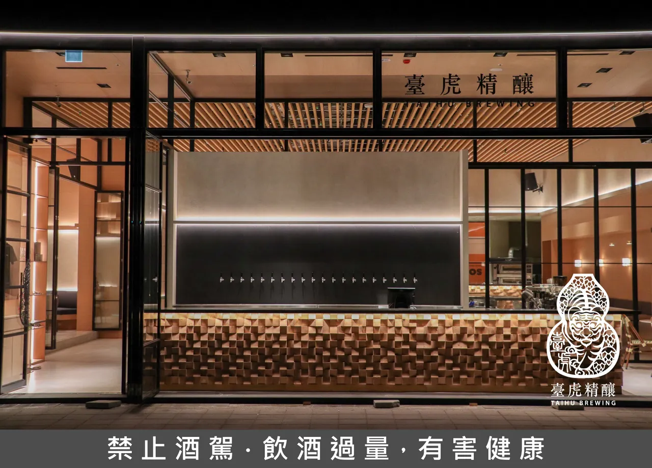 台虎台南落脚西门商圈，以大片落地窗引入街景与自然光，餐厅融入城市日常节奏。业者提供