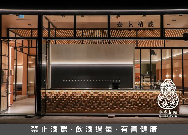 臺虎臺南落腳西門商圈，以大片落地窗引入街景與自然光，餐廳融入城市日常節奏。業者提供