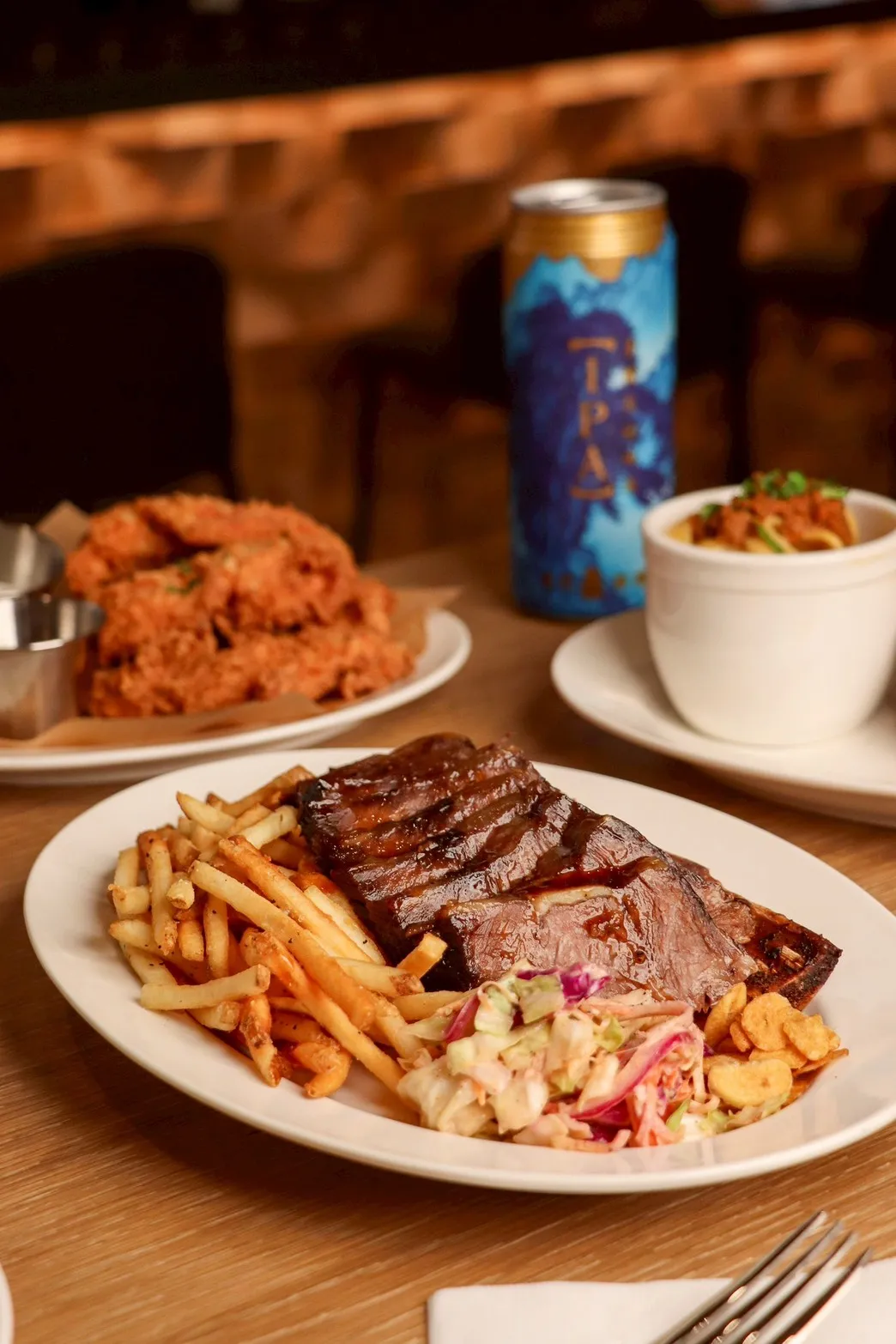 台虎共同创办人Chris调制腌料搭配带骨牛小排，成为台南门市限定亮点，建议售价880元。业者提供