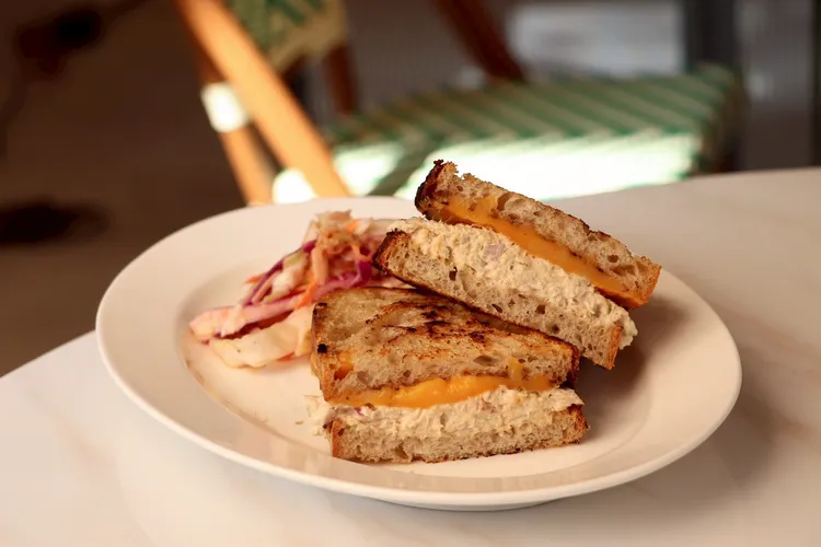 鮪魚起司酸種TUNA MELT為臺南限定餐點，建議售價330元。業者提供