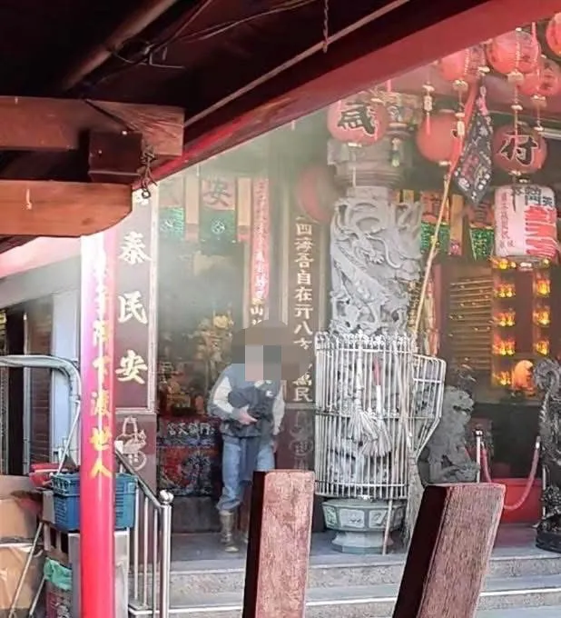 男子偷竊神像回家「裝飾」，警獲報後2小時就找到他。翻攝畫面