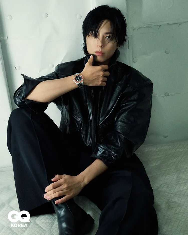 朴寶劍以皮衣展現成熟男人樣貌。翻攝gq_korea IG