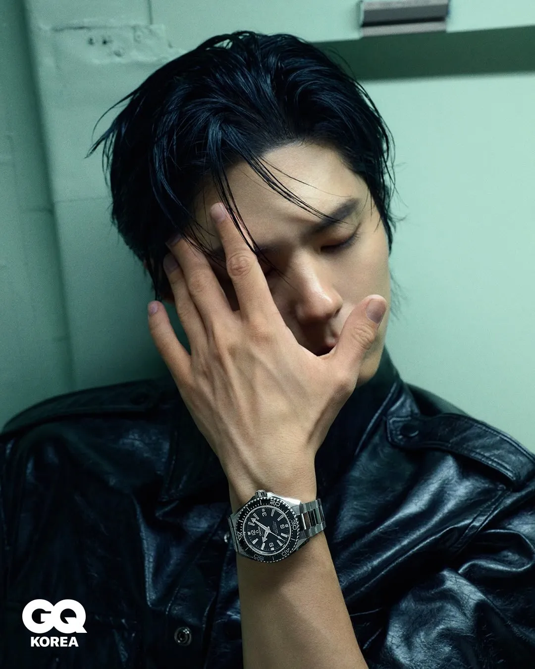 朴宝剑的手部线条与明显青筋一览无遗，男人味大爆发。翻摄gq_korea IG