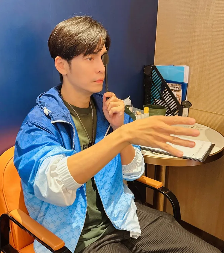 艺人Gino罹患「修格兰氏症」，接受眼睛视力检查。翻摄Gino脸书