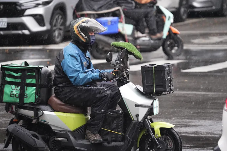 台湾人爱叫外送程度让日媒大惊，图为Ubereats外送员。彭欣伟摄