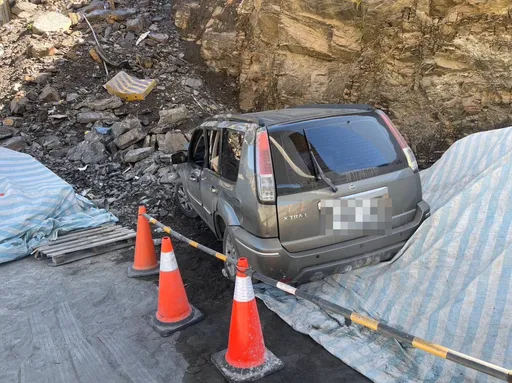 夜间视线不佳！自小客车滑落南横明霸克露桥边坡　警消紧急救援