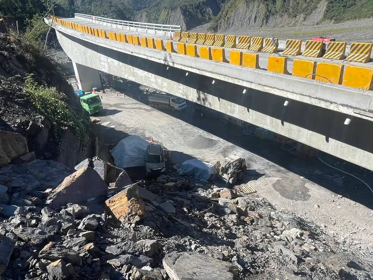 自小客因夜間視線不良，滑落路旁邊坡並掉落於溪床上方。翻攝畫面