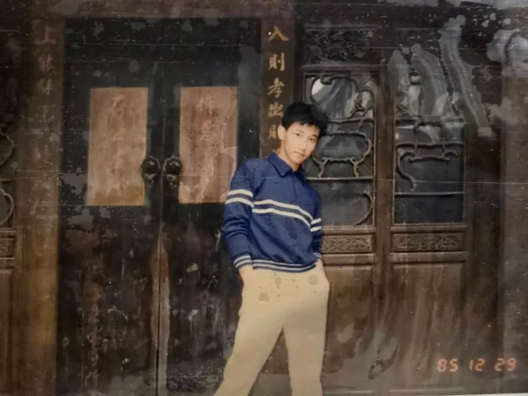 童年的陳鴻。本人提供