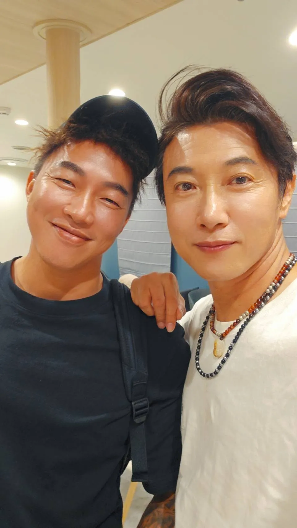 陳鴻（右）日前錄《嗨！營業中》，與郭泓志合影。陳鴻提供