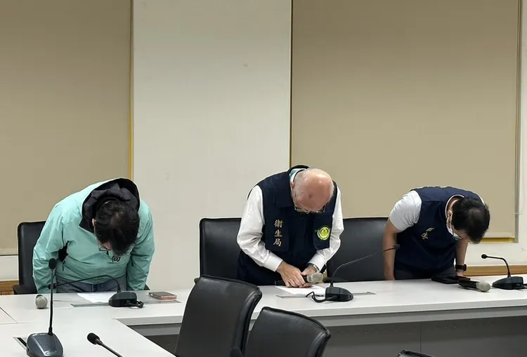 高雄市衛生局長黃志中（中）、副局長潘炤穎（左）、檢驗科長林學慶（右）4日出席記者會，為抽驗全聯「台灣鯛魚排」出包一事鞠躬致歉。中央社