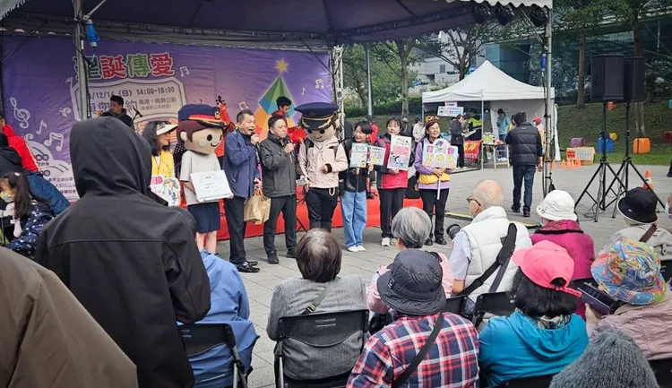 局長許城銘率南港打詐隊及Q版警娃娃於活動會場進行各項犯罪預防宣導。翻攝畫面