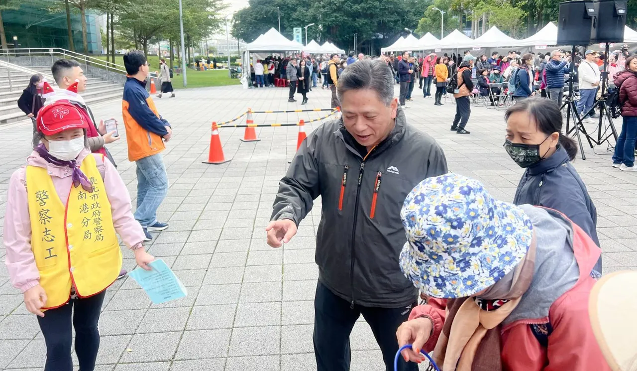 分局长许城铭与现场民众互动热烈愉快。翻摄画面